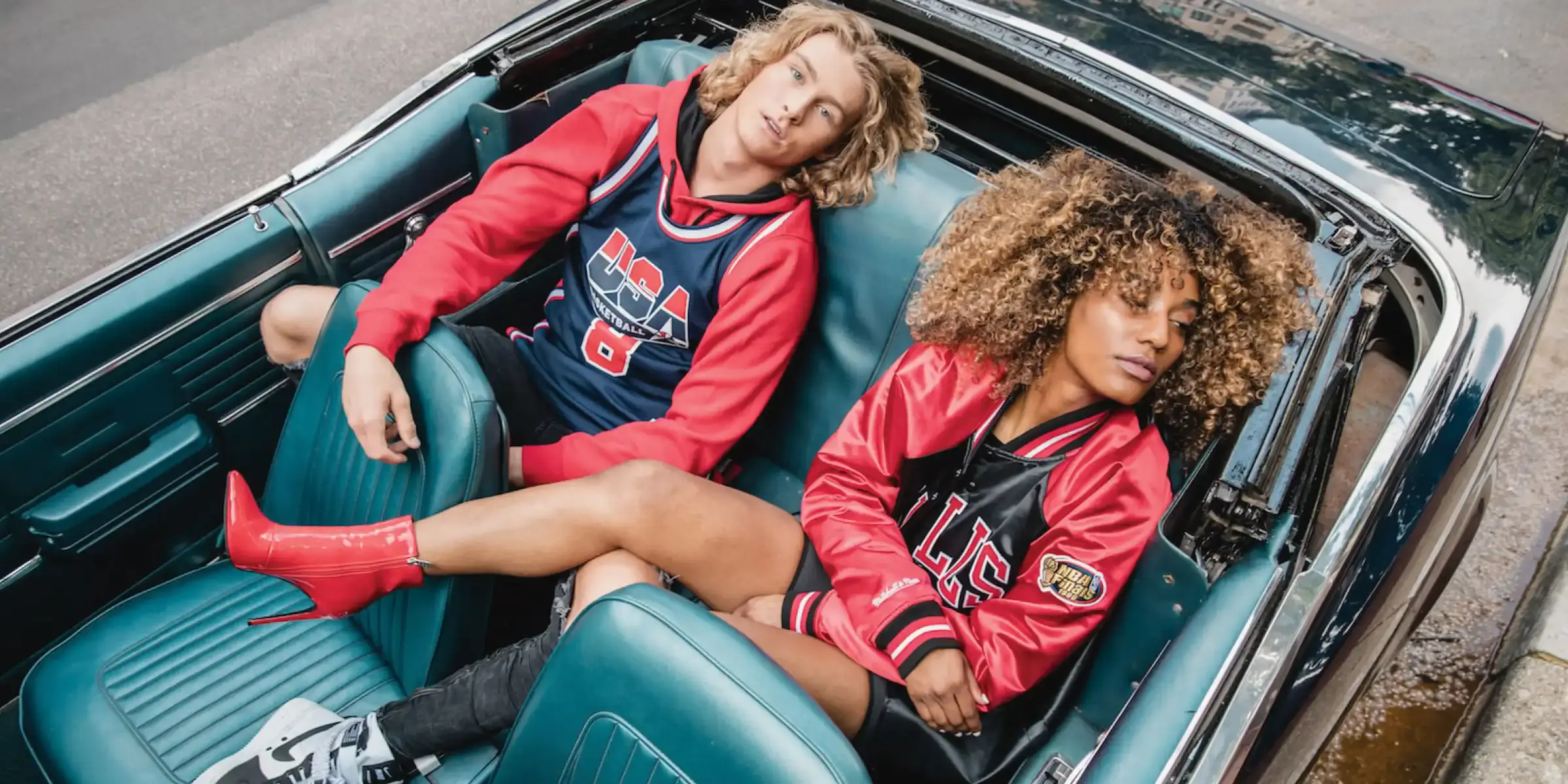 Basketball fans relaxing in a convertible - desktop version