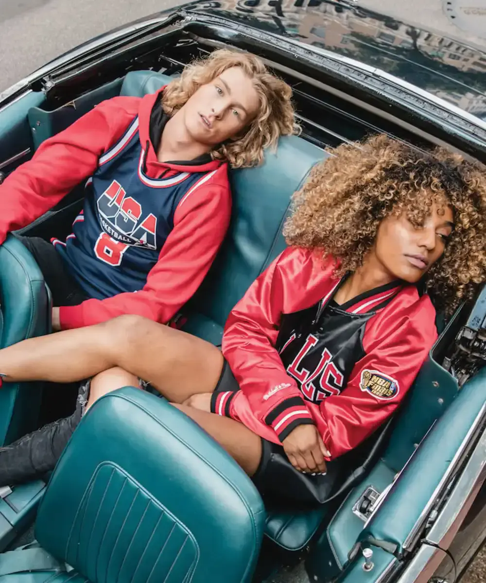 Basketball fans relaxing in a convertible - mobile version